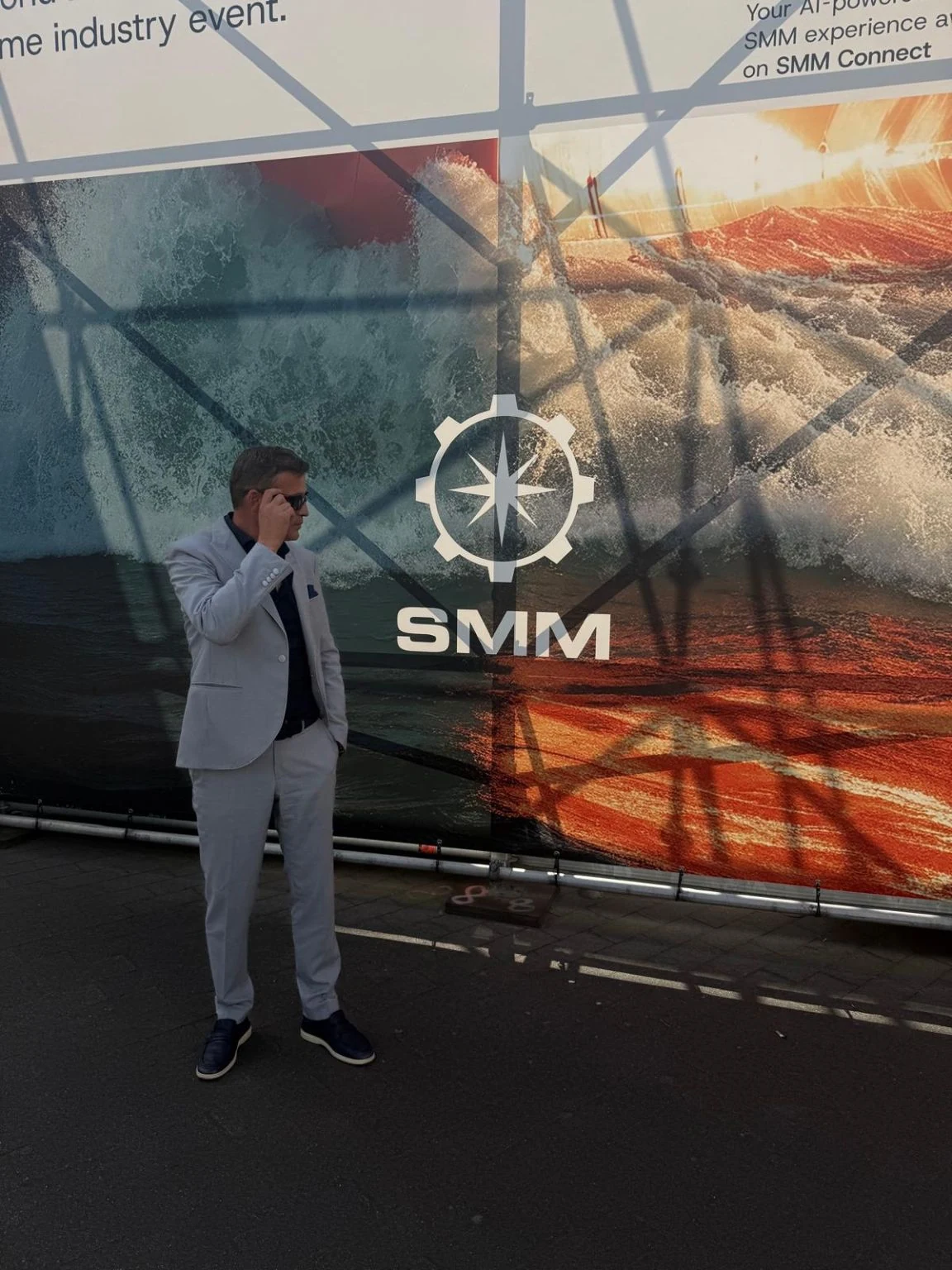 SMM Hamburg fuar görselinin önünde duran bir katılımcı