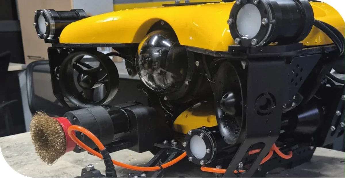 Kamera ve aydınlatma donanımlı su altı inceleme robotu