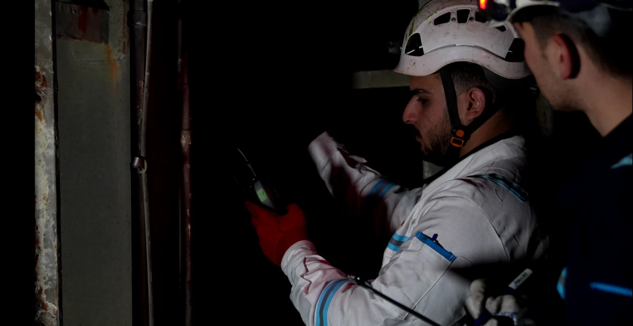 ANKA NDT teknisyeni metal yapı üzerinde ultrasonik kalınlık ölçümü yapıyor